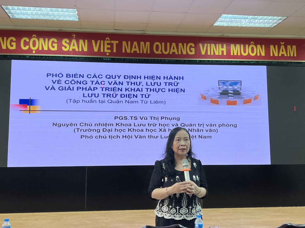 PGS. TS Vũ Thị Phụng tại buổi tập huấn