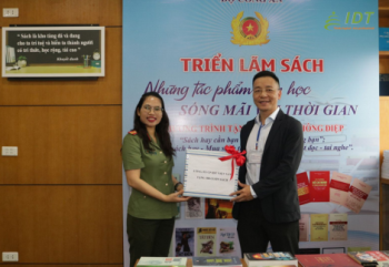 IDT Vietnam trao tặng 300 đầu sách tại triển lãm “Những tác phẩm văn học sống mãi với thời gian” 