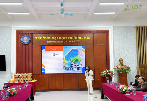 Bà Nguyễn Thị Thu Điệp GĐ Thư Viện Trường Đại Học Trình Bày Tại Tọa đàm